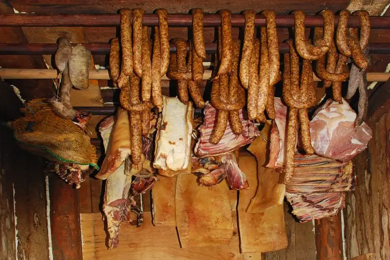Preparate tradiționale din carne de porc afumată, în România.